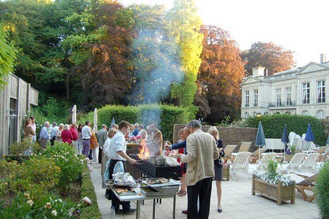 Barbecue de clôture de la piscine