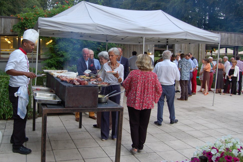 Barbecue de clôture de la piscine